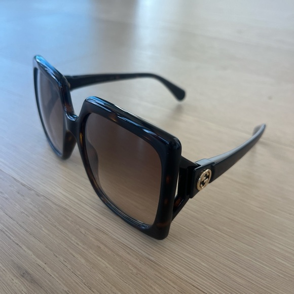 Gucci Tortoiseshell oversized Sunglasses - Picture 4 of 8